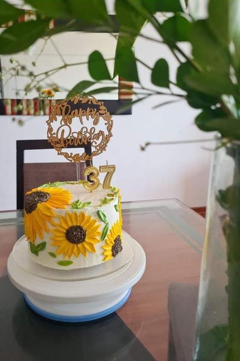 Sunflowers Birthday Cake, Cake Designs Sunflower, Sunflower First Birthday Cake, Sunflower Buttercream Cake, Sunflowers On Cake, Sunflower Cake Designs Birthday, Sun Flower Cake Ideas, Birthday Cake With Sunflowers, Sunflower Cakes Ideas