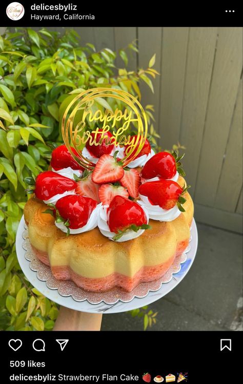 Flan Decorations Ideas, Flan Cake Decoration, Fresa Flan Cake, Strawberry Flan Cake, Chocoflan Decoration Ideas, Flan Ideas, Brownie Milkshake Recipes, Chocoflan Cake, Choco Flan