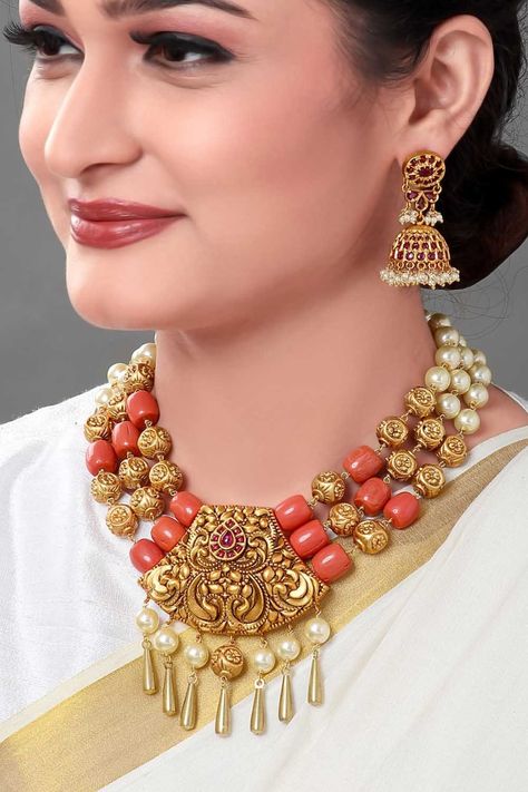 Old Gold Jewelry Indian, Gold Jewelry Indian Wedding, Old Gold Jewelry, Necklace And Earring Sets, Coral Jewelry Set, Temple Jewelry Necklace, Pearl Necklace Designs, Beaded Necklace Designs, Antique Bridal Jewelry