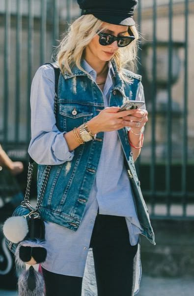 Fall Outfit Idea: Classic Black Jeans and Button Down Combo, Topped off With a Denim Vest // More Fall Style Inspiration From Paris Fashion Week: (http://www.racked.com/2015/10/2/9439243/paris-fashion-week-street-style#4848496) Denim Vest Style, Fall Vest Outfits, Jean Vest Outfits, Vest Street Style, Denim Vest Outfit, Jeans West, Look Jean, Vest Outfit, Outfit Plan