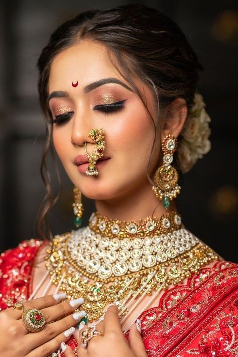 Bride Eye Makeup, Latest Bridal Makeup, Long Bridal Hair, Marathi Bride, Indian Wedding Makeup, Indian Bride Makeup, Bridal Eye Makeup, Perhiasan India, Bridal Makeup Wedding