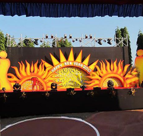 Decoration Stage School, Decoration Stage Event, Stage Wall Design, School Function Stage Decoration, School Event Decor, Outdoor Festival Decor, Stage Decoration Ideas For School Annual Function, Annual Day Stage Decoration School, College Decoration Ideas For Event