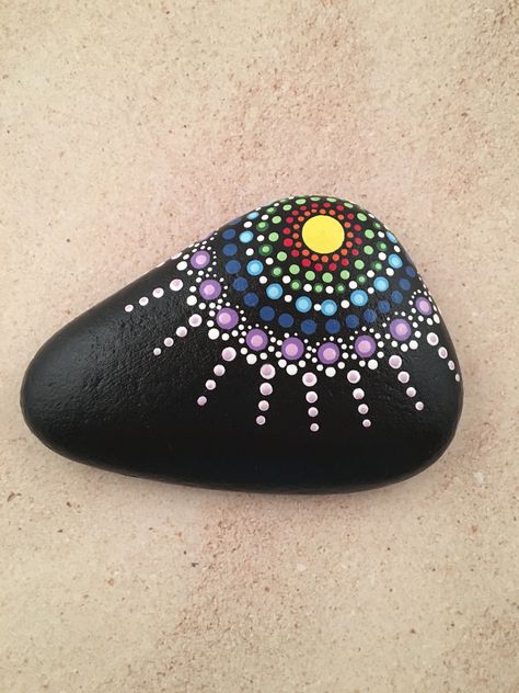 Easy Rock Painting Ideas, Easy Rock Painting, Garden For Beginners, Diy Rock Art, Mandala Painted Rocks, Mandala Rock Art, Rock Painting Ideas, Painted Rocks Craft, Painted Rocks Diy