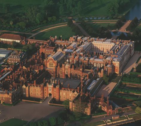 Tudor Court, Palace London, English Manor Houses, Castle Mansion, Hampton Court Palace, Tudor History, Royal Residence, Castle House, Henry Viii