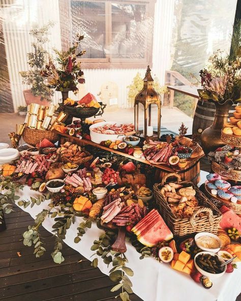 Charcuterie Wedding, Brunch Mesa, Charcuterie Board Wedding, Deco Buffet, Wedding Appetizers, Cocktail Hour Wedding, Tafel Decor, Reception Food, Charcuterie Inspiration