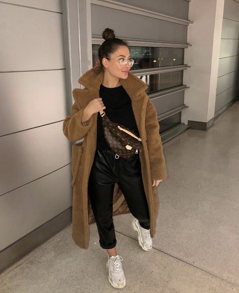 @naomigenes Louis Vuitton Bumbag Outfit, Louis Vuitton Bum Bag Outfit, Bumbag Outfit, Naomi Genes, Bum Bag Outfit, Louis Vuitton Bum Bag, Louis Vuitton Bumbag, Chocolate Muffin, Bag Outfit