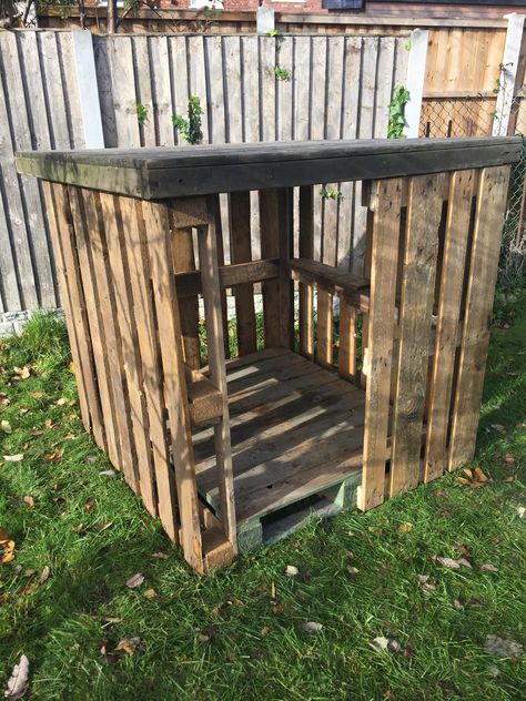 Pallet playhouse / den / house Simple Pallet Dog House, Pallet Dog House Outdoor, Dog House Diy Outdoor, Country Halloween Decor, Diy Dog Run, Pallet Dog House, Pallet Playhouse, Cute Chicken Coops, Pallet Shed