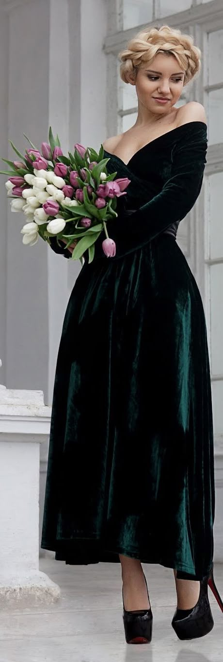 Green Velvet Off The Shoulder Maxi Gown Sukienki Maksi, Skirt Diy, Emerald Dresses, Velvet Bridesmaid Dresses, Green Velvet Dress, فستان سهرة, Outfit Trends, Maxi Robes, Velvet Fashion