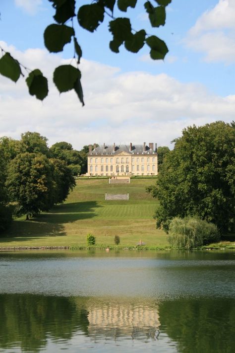 18th Century Architecture, Chateau Aesthetic, Castle Aesthetic, Chateau France, Images Esthétiques, Dream House Exterior, English Countryside, Pretty Places, Dream Home Design