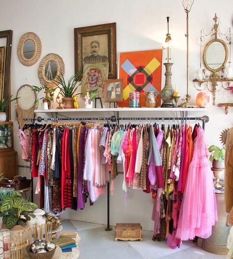 Vintage Boutique Interior, Vintage Store Ideas, Chasing Happiness, Boutique Store Displays, Vintage Store Displays, Antique Booth Ideas, Clothing Store Displays, Boutique Display, Clothing Displays