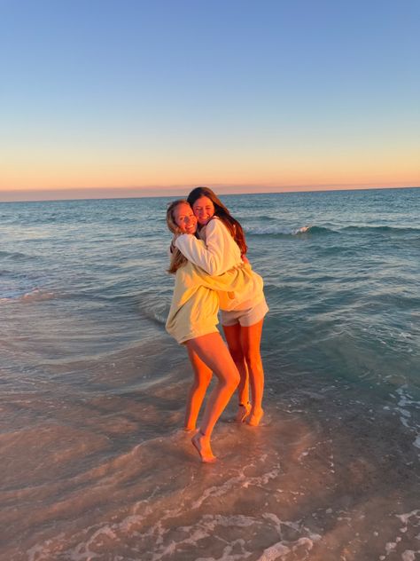 Hugging Pictures Friendship, Beach Bff Pictures, Best Friend Hug, Duo Pose, Hug Pose, Beach Best Friends, Beach Photos Friends, Cute Beach Pictures, Pool Poses