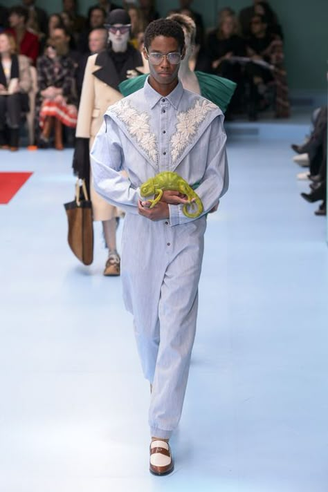 90 Looks From Gucci Fall 2018 MFW Show – Gucci Runway at London Fashion Week Indie Outfits Grunge, Bombshell Fashion, Gucci Runway, New Halloween Costumes, Women's Fall Fashion, Menswear Runway, Gucci Fashion, Fashion Autumn, Indie Outfits