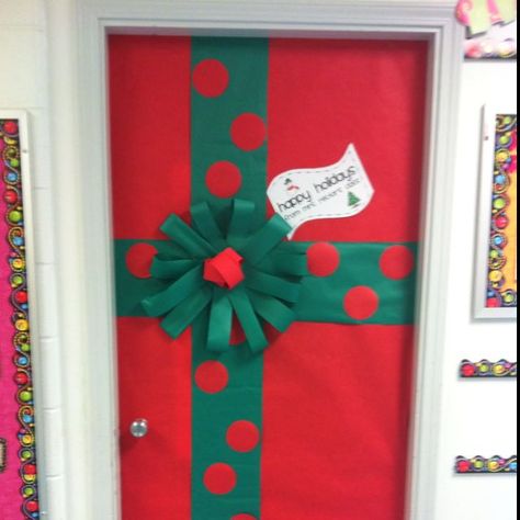 Present Door Decoration Christmas, Christmas Decoration For Doors Classroom, Easy Door Decorations Classroom Holidays, Office Holiday Door, Christmas Present Door Decoration, Christmas Gift Door Decoration, Decorate Doors For Christmas, Door Present Decoration, Easy Holiday Door Decorations For Work