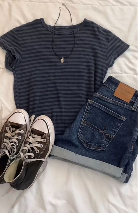 Stripes Outfit, Converse Fashion, Downtown Outfits, Y2k Shorts, Bella Swan, Rory Gilmore, Girls Summer Outfits, Canvas Shoes Women, Swaggy Outfits