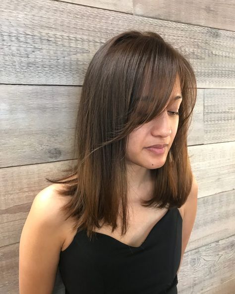 Side Bang Haircuts, Side Fringe Hairstyles, Straight Hairstyles Medium, Straight Layered Hair, Side Bangs Hairstyles, Side Swept Hairstyles, Bangs With Medium Hair, Glamorous Hair, Side Swept