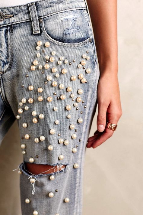 Would You Wear Pearl Embellished Jeans? Jeans With Pearls, Jeans Inspiration, Jeans Recycling, Jean Diy, Dress With Pearls, Diy Jeans, Nice Jeans, Wear Pearls, Diy Vetement