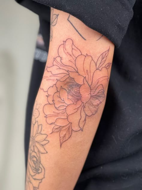 Albue, tattoo, blomst, enkel, arm Flower Tattoo On Elbow, Flowers Elbow Tattoo, Floral Tattoo Elbow, Flower On Elbow Tattoo, Floral Elbow Tattoos For Women, Inner Elbow Flower Tattoo, Womens Elbow Tattoo, Feminine Elbow Tattoo, Elbow Tattoo Flower