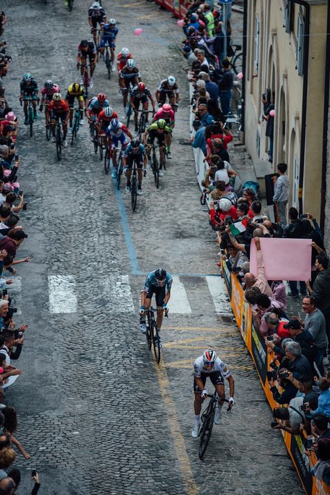 La Galleria del Giro. Stage 11. – Band of Climbers / Chris Auld Pro photographer Peloton Photography, Cycling Inspiration, Giant Bikes, Racing Cyclist, Cycling Pictures, Cycling Photography, Pro Cycling, Road Cycling, Sports Photography