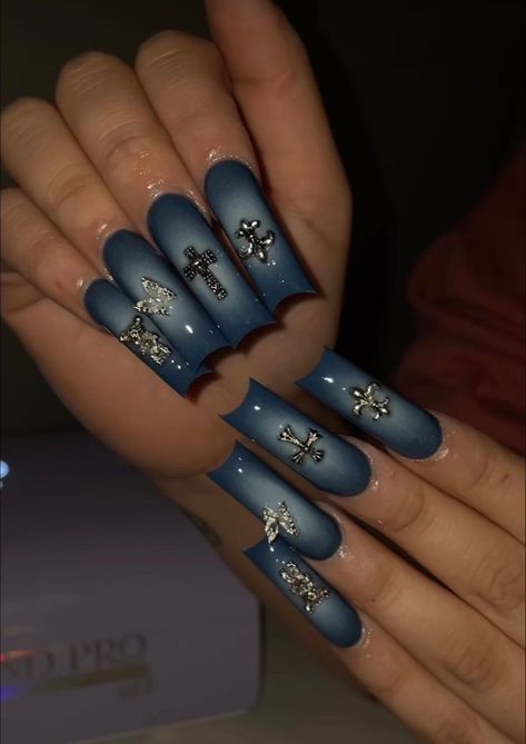 There's a new beauty trend taking over Instagram and it's absolutely stunning. Say hello to "quartz nails". Punk Nails Acrylic, Badass Nail Designs, Mood Change Nails, Mafia Nails, Jeweled Nails, Quartz Nails, Acrylic Nails Nude, Cross Nails, Punk Nails