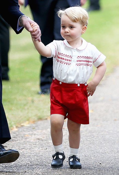 Happy birthday, Prince George! It’s official the royal toddler is a 2-year-old. Click here to see his past year in pics before he hit the terrible twos! Prince George Photos, Prinz George, Herzogin Von Cambridge, Prince William Et Kate, Princesa Charlotte, Prince George Alexander Louis, George Alexander Louis, Principe William, Prinz William