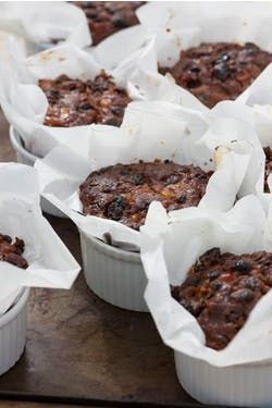 Christmas Cakes Recipe, Jul Kaka, Mini Christmas Cakes, Christmas Cake Recipe, Sarah Raven, Fruit Cake Christmas, Christmas Cake Recipes, Fruitcake Recipes, Xmas Cake