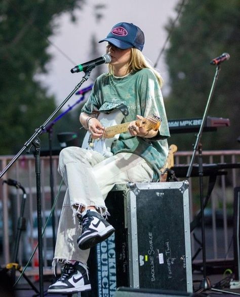 Musician Style Woman, Teen Band Aesthetic, Female Guitarist Aesthetic, Guitarist Style, Music Artist Aesthetic, Girl With Guitar, Musician Fashion, Claire Rosinkranz, Music Girl