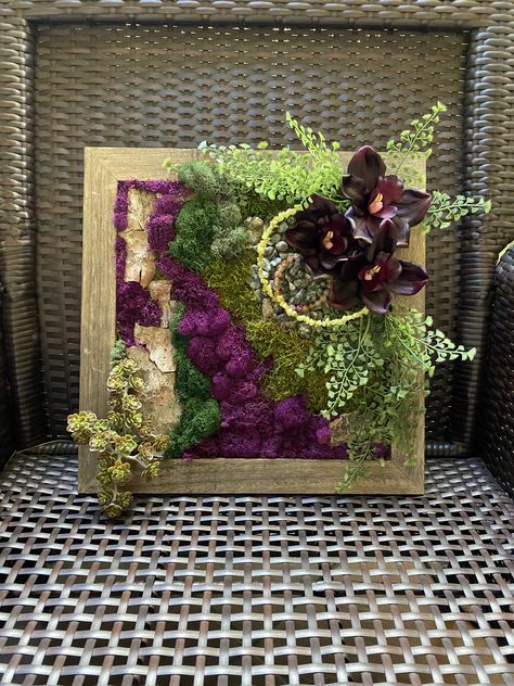 Moss Mirrors, Moss Ideas, Vertikal Garden, Succulent Frame, Living Wall Art, Hanging Plant Wall, Moss Wall Art, Picture Frame Designs, Moss Art