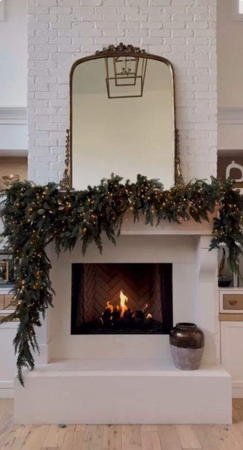 Wreath Fireplace Christmas, Christmas Wedding Modern, Garland Christmas Fireplace, Christmas Decor Inspo 2024, Ranch Style House Christmas Lights, Ralph Lauren Holiday Decor, Holiday Decor Mantle, Minimal Christmas Outdoor Decor, Outside Of House Christmas Decor