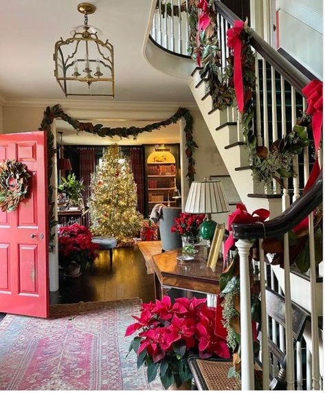 Christmas! Happy Yule, Christmas Staircase, Chinoiserie Christmas, Holiday Greenery, Blue White Decor, Cottage Christmas, Christmas Living Rooms, Blue Christmas, White Decor