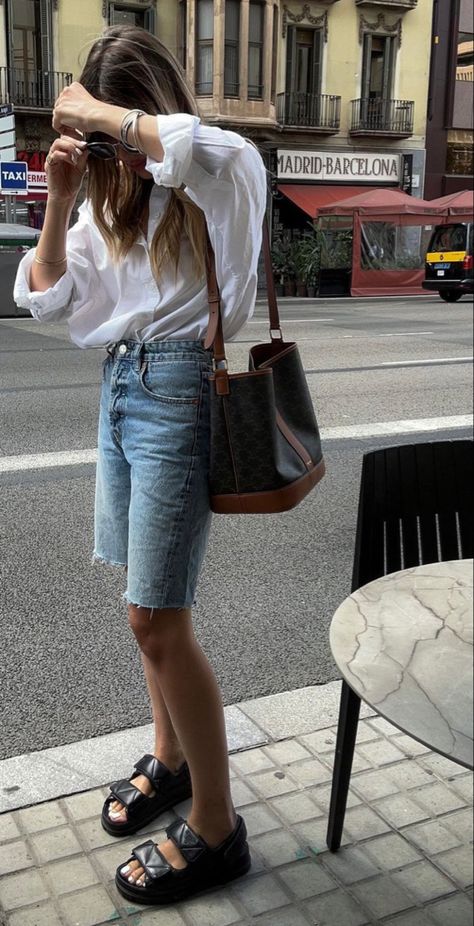 Bermuda Jeans Shorts Outfit, 여름 스타일, Mum Fashion, Dad Fashion, Effortlessly Chic Outfits, Shorts Outfit, Street Style Summer, Summer Outfit Inspiration, Japan Fashion