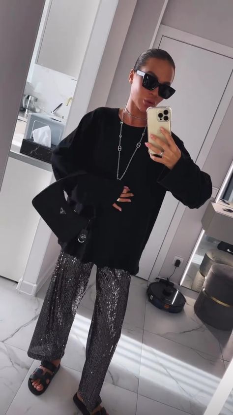 Glitter Pants Outfit, Trousers Outfit Casual, Glitter Pants, Trouser Outfit, Outfit Primavera, New Years Outfit, Funky Fashion, Outfits Verano, City Style