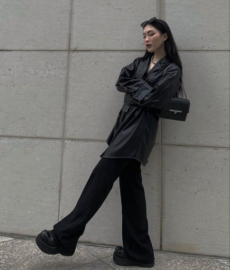 Black Asian Outfits, Black Coord Outfit, Korean All Black Outfit, Black Dress Coat Outfit, Aesthetic Black Outfits Korean, Black Outfits Korean, Korean Black Fashion, All Black Outfit Korean, Korean Fashion Dark