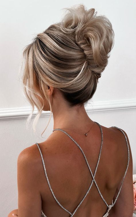 Voluminous French Twist with Face-Framing Layers, 90s inspired high updo, , Updo Hairstyle, updo wedding hairstyle On Trend Updos, Ashy Blonde Hair, Fish Tail Side Braid, Hairstyles For Seniors, High Updo, Hairstyle Updo, Messy Hair Updo, Low Updo, Classic Updo