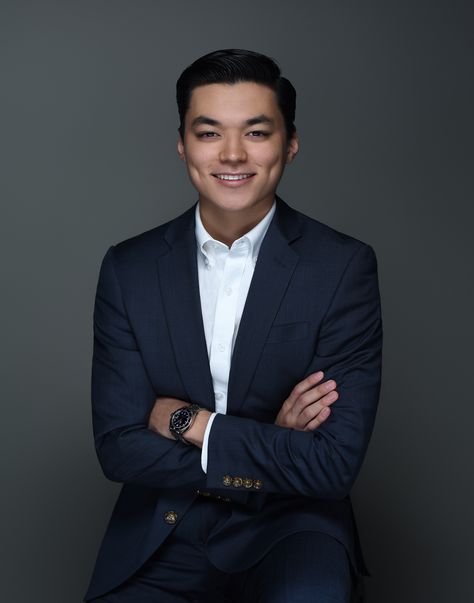 Headshot For Men, Formal Photoshoot Ideas Men, Businessman Pose, Foto Formal Kerja, Headshots Professional Male, Male Headshot Poses, Corporate Headshot Poses, Business Man Photography, Male Headshots