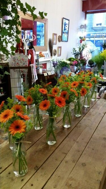 Gerbera Daisy Table Decor, Fiesta Flowers Centerpieces, Milk Bottle Flower Arrangements, Gerbera Daisy Wedding Centerpieces, Bottle Centerpiece Ideas, Gerber Daisy Centerpiece, Daisy Wedding Centerpieces, Gerbera Daisy Centerpiece, Milk Bottle Centerpiece