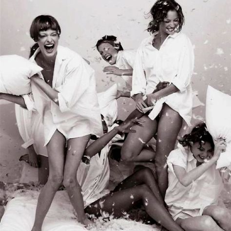 supers. Pidżama Party, Nadja Auermann, Shalom Harlow, Vogue Magazine Covers, Stephanie Seymour, Best Friend Photography, Carla Bruni, Black And White Photograph, Steven Meisel