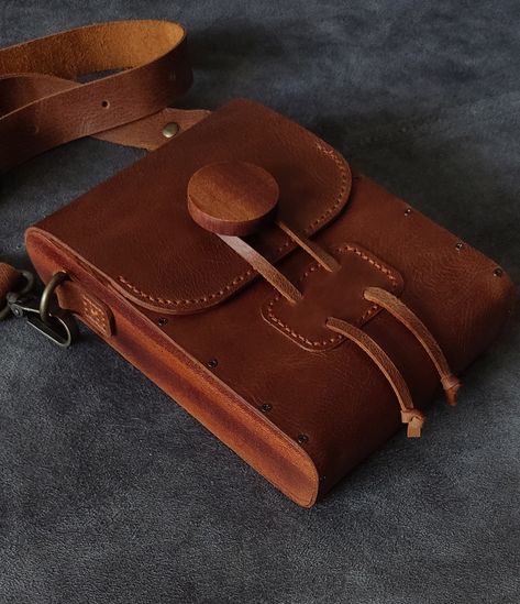 Brown Leather Bag with Mahogany Wood Edges and strap Diy En Cuir, Leather Bag Tutorial, Wooden Bag, Handmade Leather Belt, Diy Clothes Design, Leather Belt Bag, Brown Leather Bag, Boho Bag, Mahogany Wood