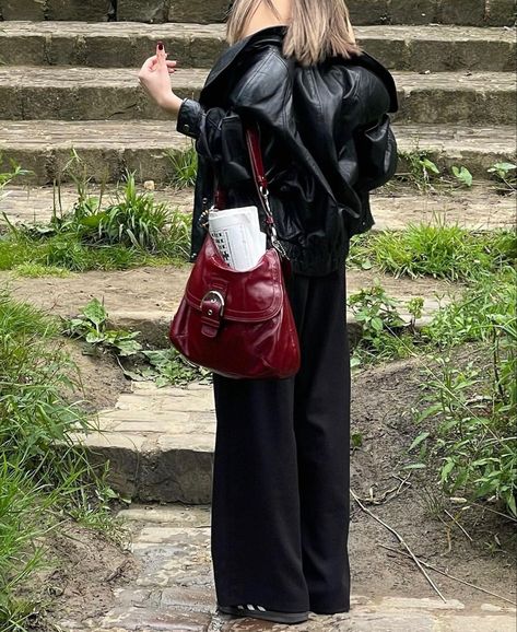 Hobo Bag Outfit, Y2k Shoulder Bag, Red Leather Bag, Bag Outfit, Winter Fits, Mode Inspo, Mode Vintage, Cherry Red, Fashion Killa