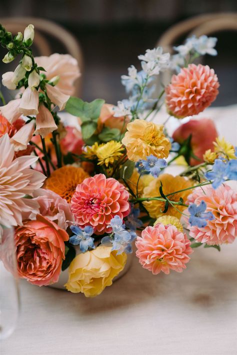 Two architects' design-focused secret garden wedding - 100 Layer Cake Colorful Bridal Bouquet, Bright Wedding Flowers, Garden Backdrops, Orange Wedding Flowers, Secret Garden Wedding, Bright Wedding, 100 Layer Cake, Wedding Table Decor, Wildflower Wedding