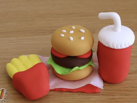 Air Dry Clay Burger, Diy Clay Food, Clay Food Easy, Clay Hamburger, Magic Clay Ideas, Clay Burger, Food Erasers, How To Make Burgers, Clay Art For Kids