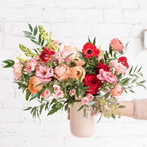 Modern Valentines Flowers, Flowers In Bouquet, Valentines Day Flowers, Florist Ideas, Valentine Flower Arrangements, Farmgirl Flowers, Dreamy Flowers, Flowers For Valentines Day, Arrange Flowers