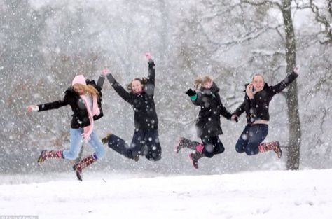 Christmas Pictures Friends, Winter Poses, Winter Family Pictures, Snow Pics, Snow Photos, Daughter Photography, Snow Photoshoot, Winter Family Photos, Birthday Plans