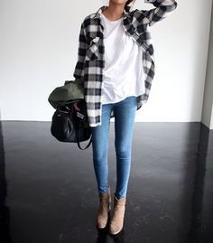 Layer an open plaid shirt over a white tee and jeans. Pair the look with Winter Stil, Stil Inspiration, 가을 패션, Looks Style, Mode Inspiration, Mode Style, Fall Winter Outfits, Mode Outfits, Outfits Casuales