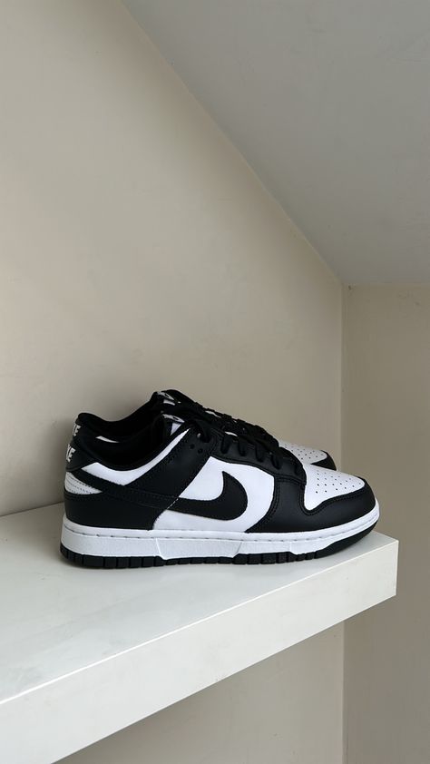 Nike Dunks Outfit, Zapatillas Nike Basketball, Panda Dunks, Panda Shoes, Gymnastics Shoes, Skor Sneakers, Black And White Nikes, Trendy Shoes Sneakers, White Nike Shoes