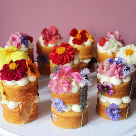 Mini victoria sponge cakes decorated with edible flowers, for wedding favours Mini Victoria Sponge Cakes, Mini Victoria Sponge, Baby Reception, Cakes With Flowers, 2024 Meals, Cakes Decorated, Carousel Birthday, Mini Torte, Pastel Cupcakes