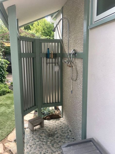 Outdoor Half Bathroom Ideas, Outdoor Pool Shower And Toilet, Diy Pool Changing Area, Cheap Outdoor Shower Ideas, Small Outdoor Shower Ideas, Outdoor Shower Enclosure Ideas, Outdoor Shower With Roof, Outdoor Dog Shower Ideas, Outdoor Pool Shower Ideas