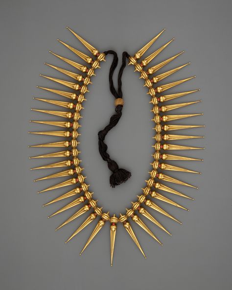 Jasmine-Bud Necklace (Malligai Arumbu Malai) | India (Tamil Nadu and Kerala) | The Metropolitan Museum of Art Bijoux Art Deco, Ancient Jewelry, Black Thread, Jewelry Design Necklace, Tamil Nadu, Color Dorado, Traditional Jewelry, Gold Jewellery Design, Ethnic Jewelry