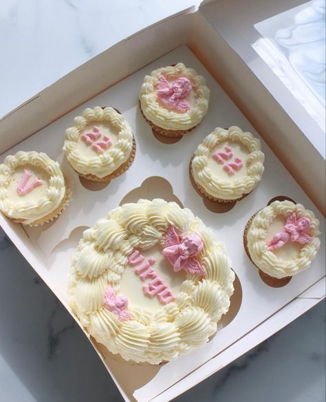 Zodiac Sign Cupcakes, Bento Cake Box With Cupcakes, Gemini Cupcake, Zodiac Desserts, Virgo Cupcakes, Zodiac Cupcakes, Bento Box Cake Aesthetic, Aestethic Birthday Cake, Birthday Cupcakes Aesthetic