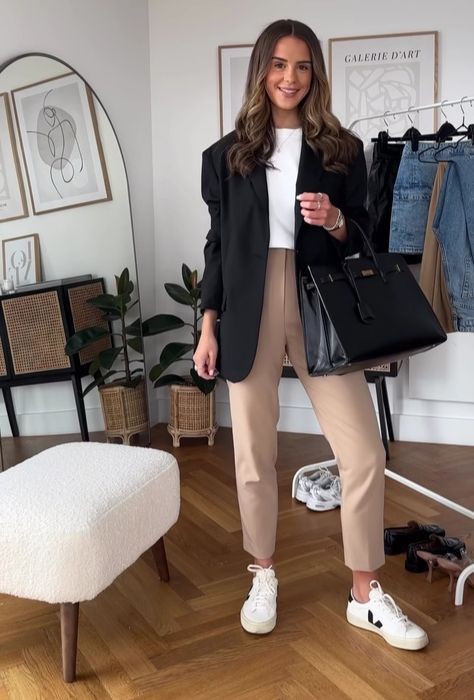 Veja Business Casual, Blue Gray Trousers Outfit, Winter Bussines Outfits, Casual Corporate Outfits For Women, Architect Outfit Women Work, Camel Trousers Outfit Work, Normcore Outfit Women, Executive Wardrobe For Women, Zara Outfits 2024 Spring