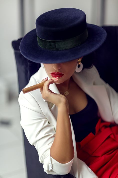 Cigars And Women, Good Cigars, Cigars And Whiskey, Surround Yourself, Moda Vintage, Fashion High Heels, Birthday Photoshoot, Red Hats, Female Images